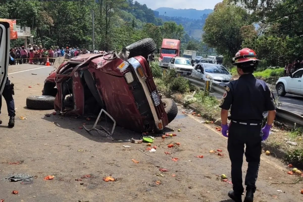 El picop quedó totalmente destruido después del accidente vehicular., Bomberos Municipales Departamentales. 