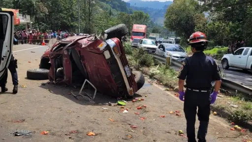 El picop quedó totalmente destruido después del accidente vehicular. ,Bomberos Municipales Departamentales. 