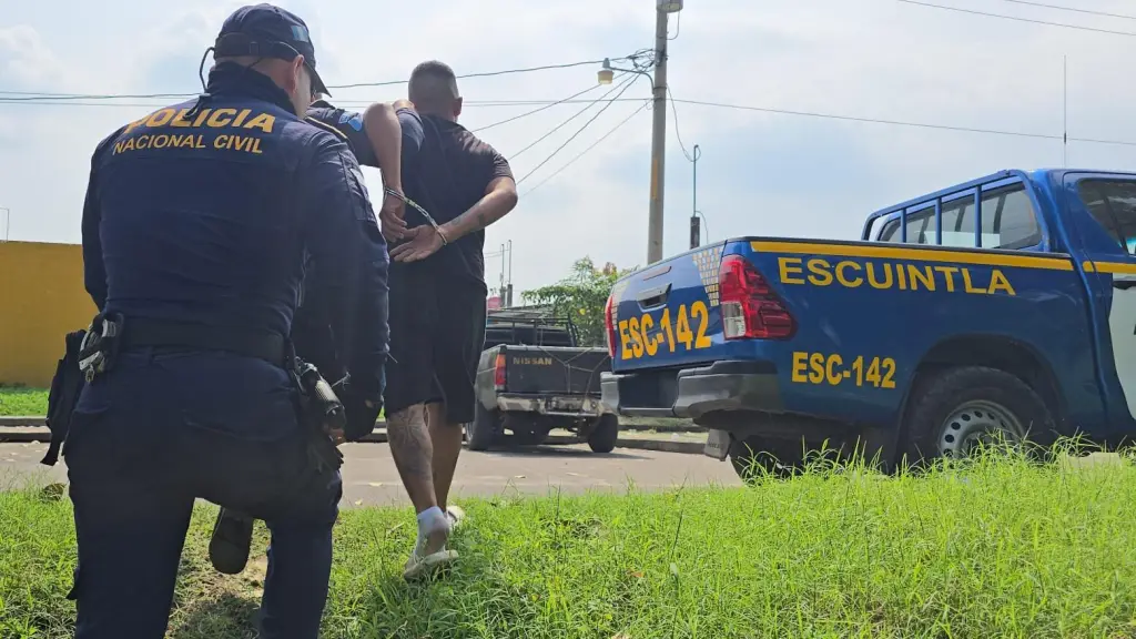 William Vega fue detenido después de una persecución que terminó en un río de aguas negras. ,PNC de Guatemala.