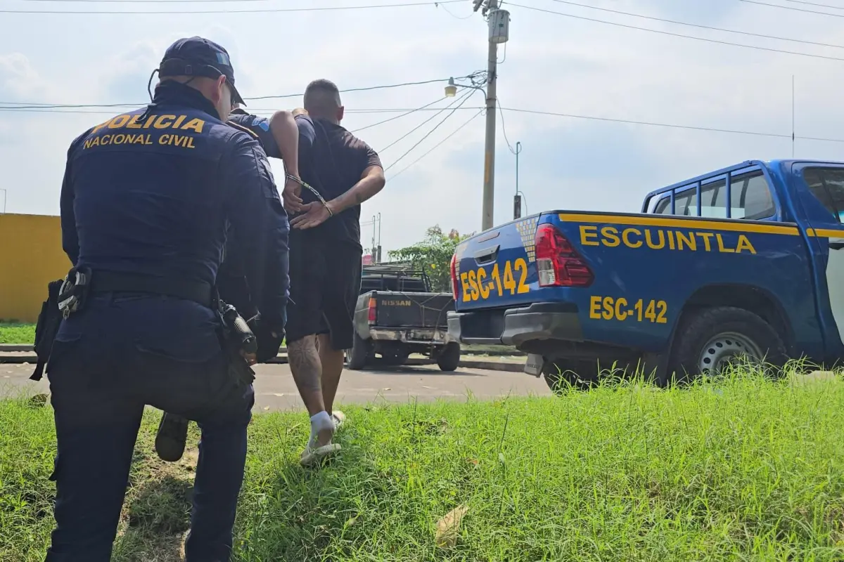 William Vega fue detenido después de una persecución que terminó en un río de aguas negras., PNC de Guatemala.