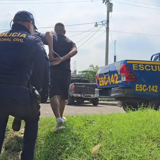 William Vega fue detenido después de una persecución que terminó en un río de aguas negras. ,PNC de Guatemala.