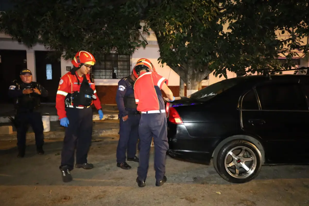 Los cuerpos de rescate constataron que el fallecido estaba dentro del baúl del carro., Bomberos Municipales. 