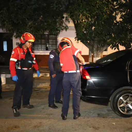 Los cuerpos de rescate constataron que el fallecido estaba dentro del baúl del carro. ,Bomberos Municipales. 