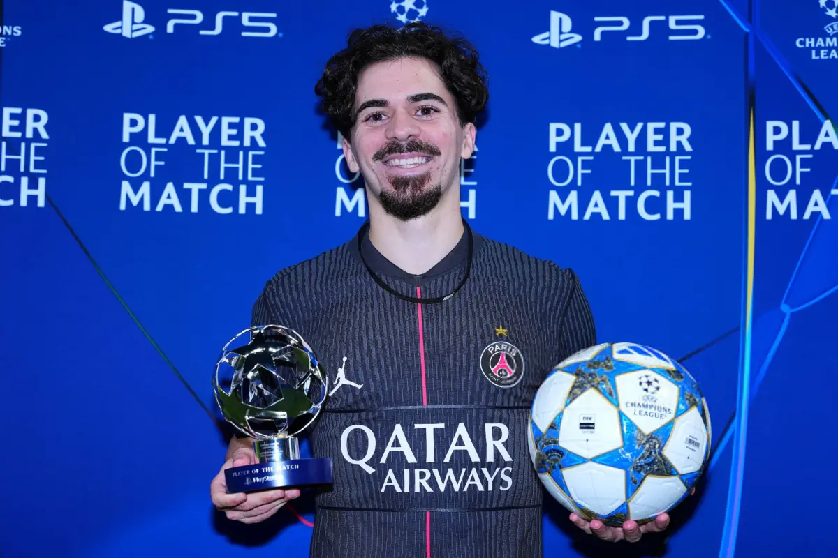 Foto de archivo de Vitinha recibiendo el premio al MVP del partido - RR.SS.