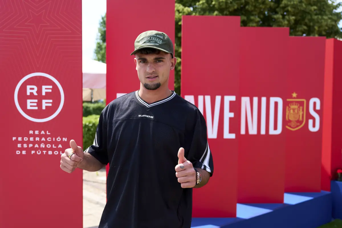 El jugador de la selección española de futbol, Marc Pubill, a su llegada este sábado a la concentración de "La Roja"