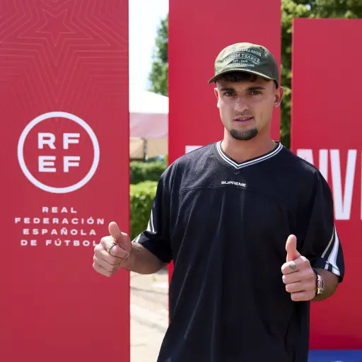 El jugador de la selección española de futbol, Marc Pubill, a su llegada este sábado a la concentración de 