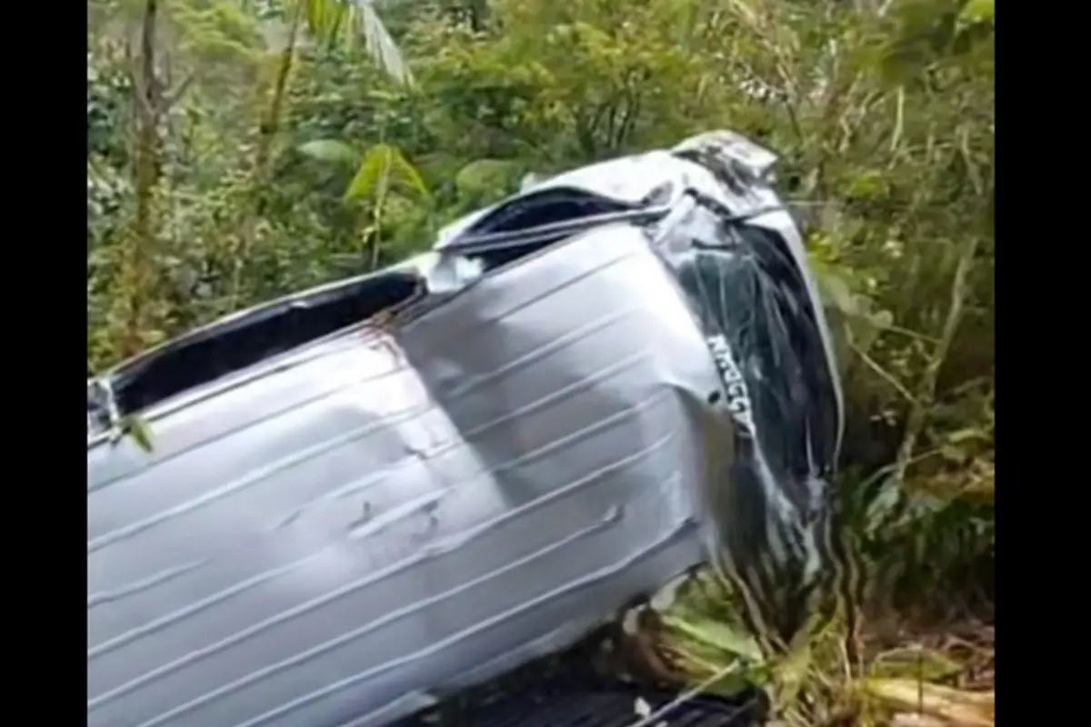 El microbús cayó a un barranco por causas que se ignoran., Captura de pantalla.