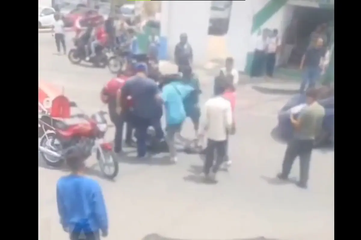 El hombre vapuleado habría asesinado a dos personas, herido a cuatro y disparado contra la PNC., Captura de pantalla.