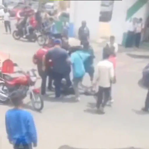El hombre vapuleado habría asesinado a dos personas, herido a cuatro y disparado contra la PNC. ,Captura de pantalla.