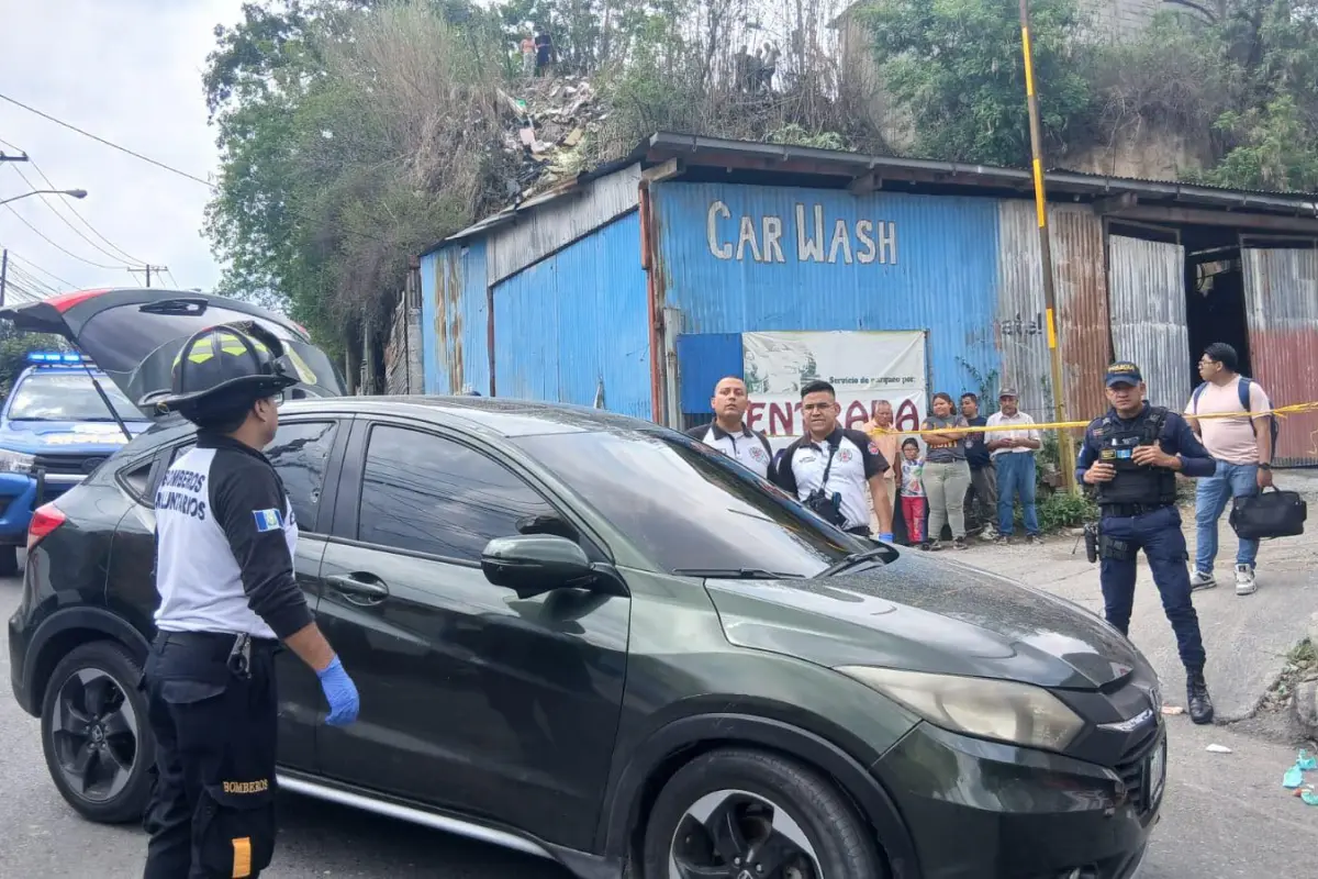 Las dos víctimas mortales quedaron dentro de un vehículo en el bulevar San Rafael, zona 18., Bomberos Voluntarios.