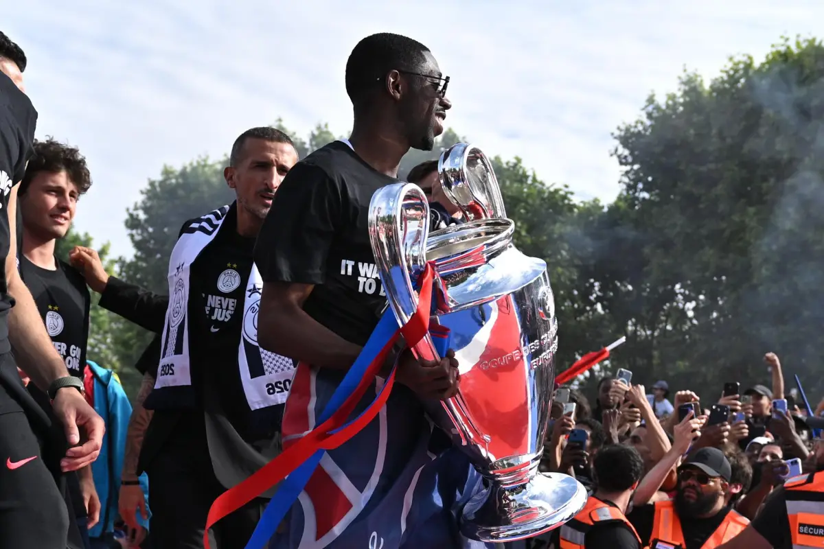 Ousmane Dembélé en los festejos del Paris Saint-Germain en Francia - EFE