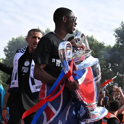 Ousmane Dembélé en los festejos del Paris Saint-Germain en Francia - EFE