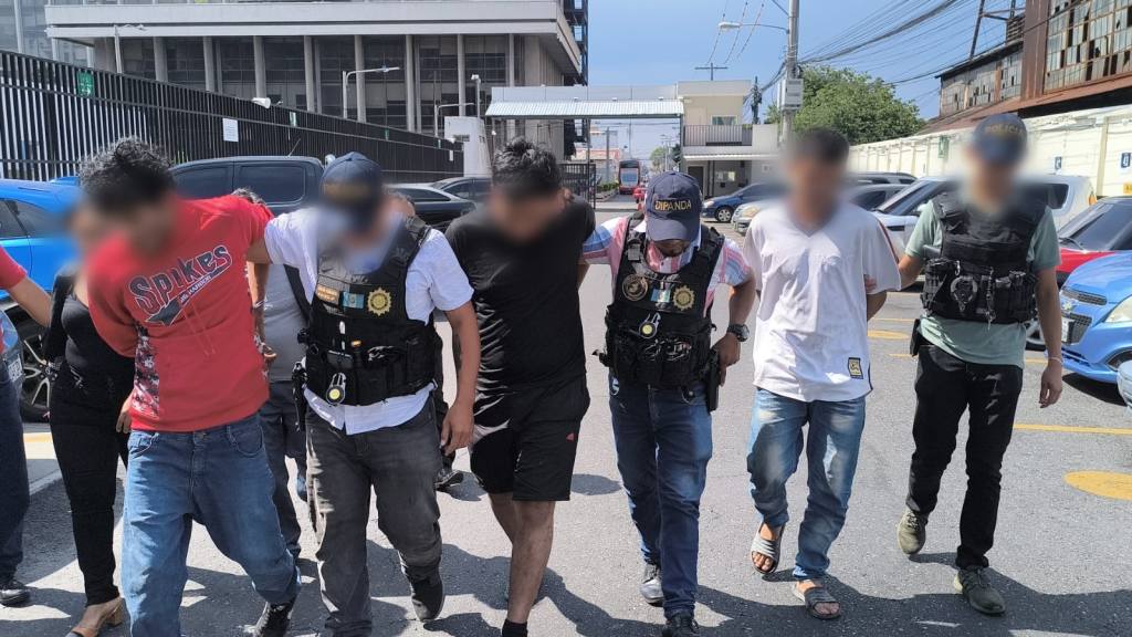 Frustran el cobro de una extorsión y capturan a tres hombres | PNC de Guatemala