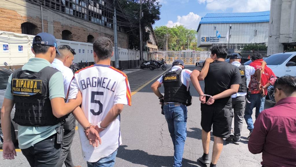 Frustran el cobro de una extorsión y capturan a tres hombres | PNC de Guatemala