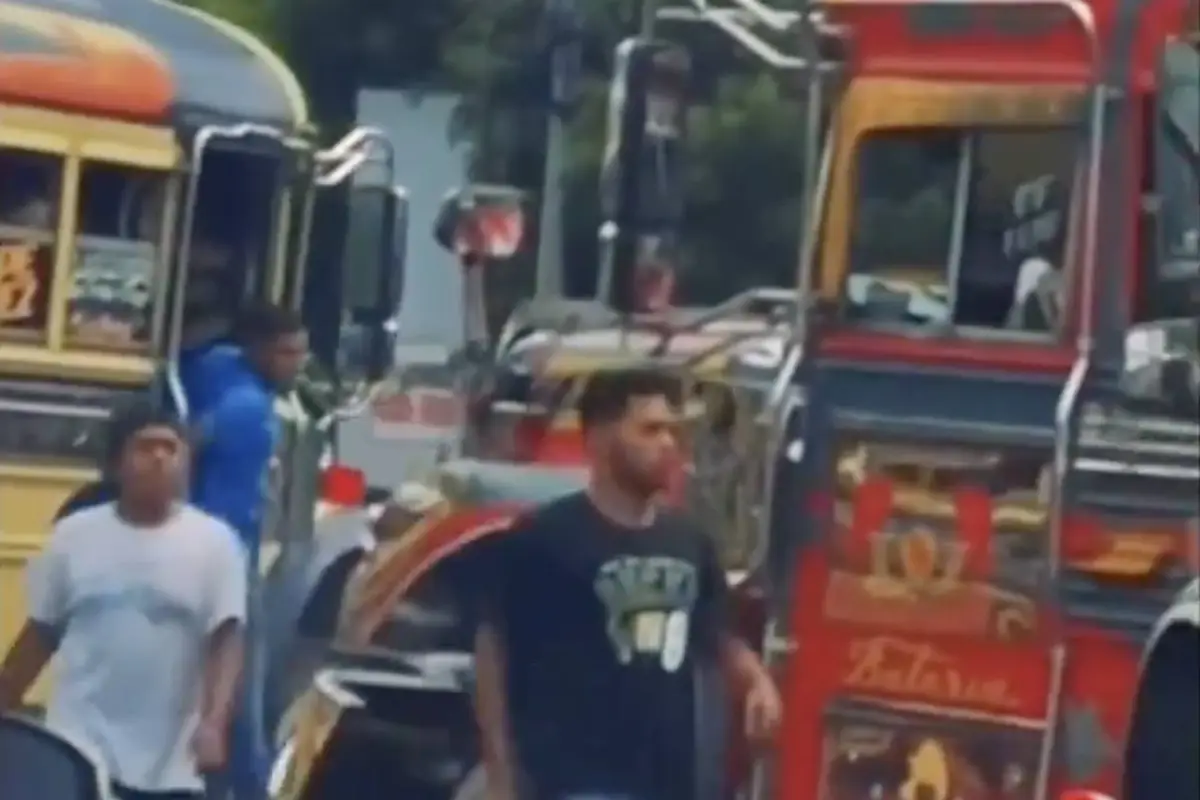 PMT de Fraijanes consigna autobús tras pelea entre pilotos que bloqueó el tránsito., Captura de pantalla video de Facebook.