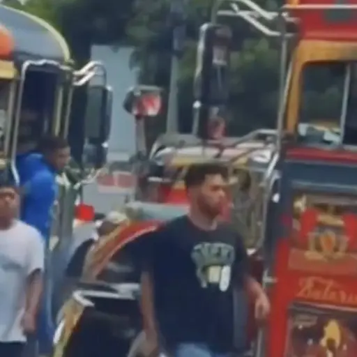 PMT de Fraijanes consigna autobús tras pelea entre pilotos que bloqueó el tránsito. ,Captura de pantalla video de Facebook.