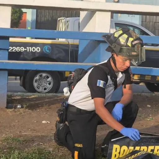 La persona fue hallada sin vida en una calle en Villa Nueva. ,Bomberos Voluntarios
