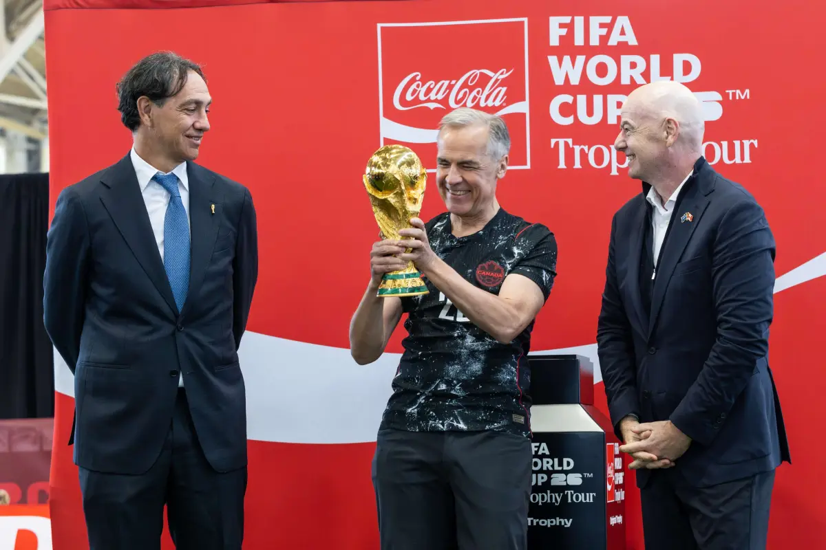 El primer ministro de Canadá, Mark Carney, con el trofeo original de la Copa Mundial. , FIFA