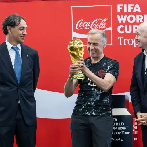 El primer ministro de Canadá, Mark Carney, con el trofeo original de la Copa Mundial.  ,FIFA
