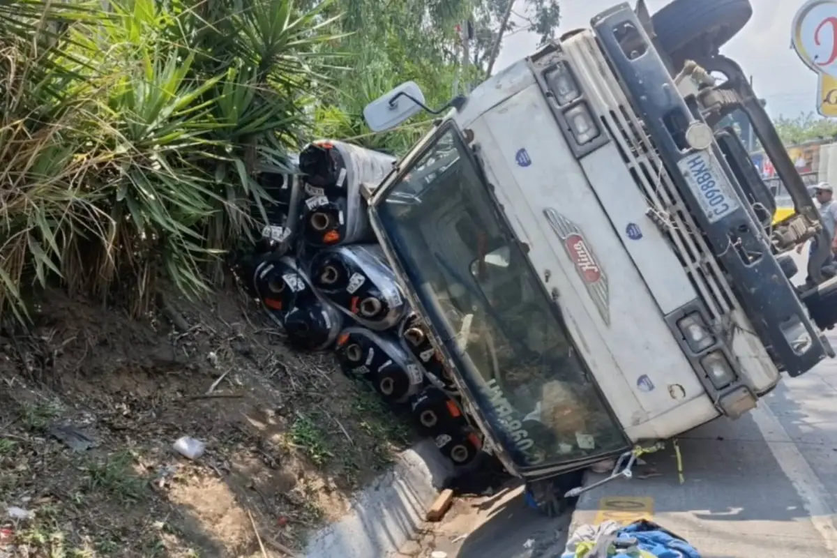 Camión volcado en Km. 12 de ruta al Pacífico., PMT de Villa Nueva