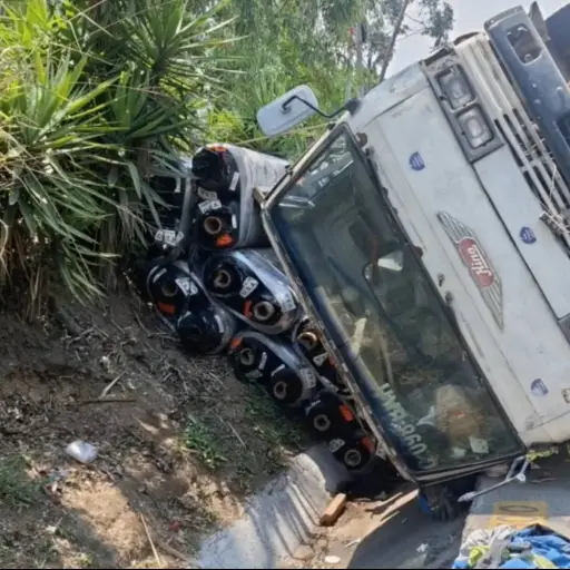 Camión volcado en Km. 12 de ruta al Pacífico. ,PMT de Villa Nueva