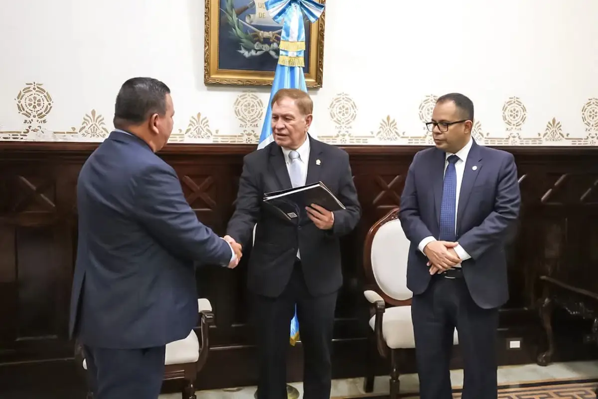 El contralor general, Frank Bode, entregó el Informe de Auditoría del Presupuesto 2025 al presidente del Congreso, Luis Contreras., Dayana Rashón/EU