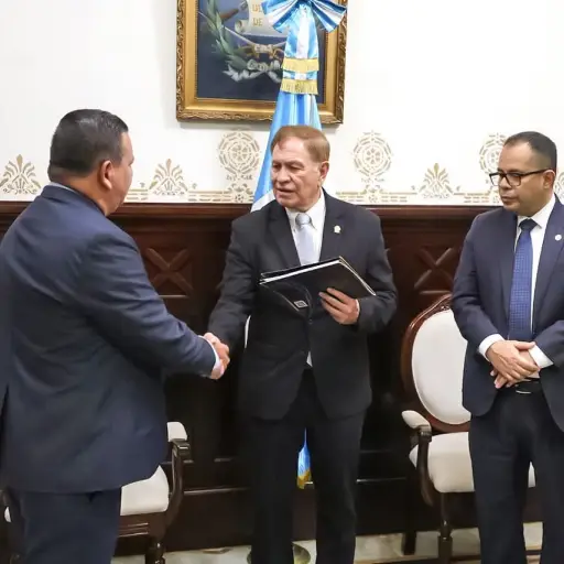 El contralor general, Frank Bode, entregó el Informe de Auditoría del Presupuesto 2025 al presidente del Congreso, Luis Contreras. ,Dayana Rashón/EU