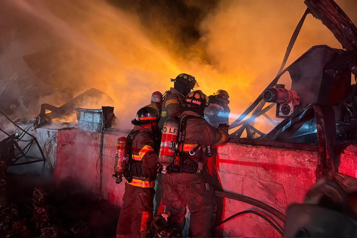 Bomberos Voluntarios de distintas compañías trabajaron en el control y sofocamiento del incendio. , Foto Bomberos Voluntarios