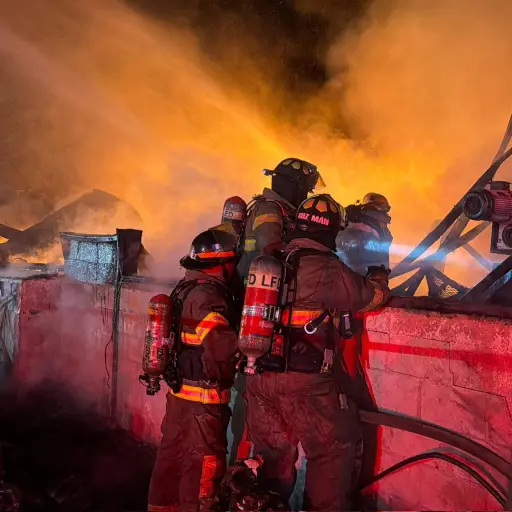 Bomberos Voluntarios de distintas compañías trabajaron en el control y sofocamiento del incendio.  ,Foto Bomberos Voluntarios