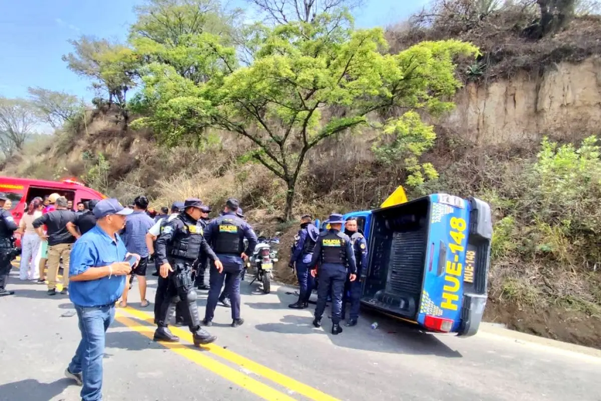 Accidente entre patrulla de la PNC y camioneta agrícola., Bomberos Voluntarios.