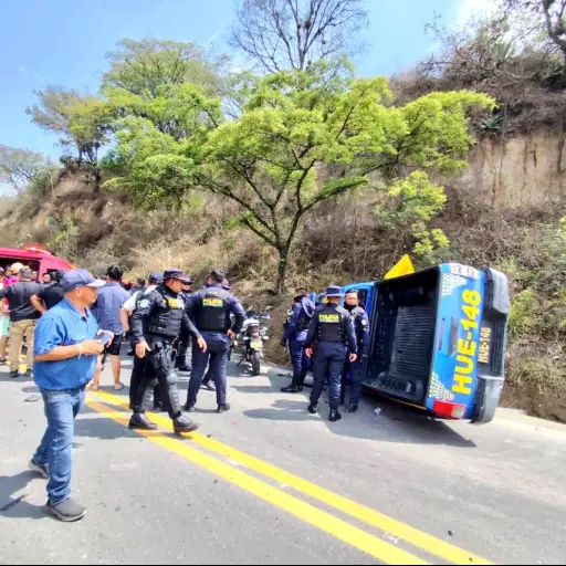 Accidente entre patrulla de la PNC y camioneta agrícola. ,Bomberos Voluntarios. 
