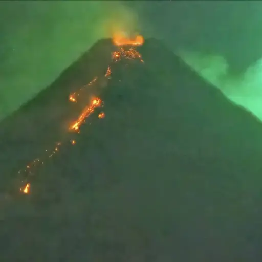 Meteorito verde cruza el cielo cerca del volcán Mayon. ,Captura de pantalla video de X.