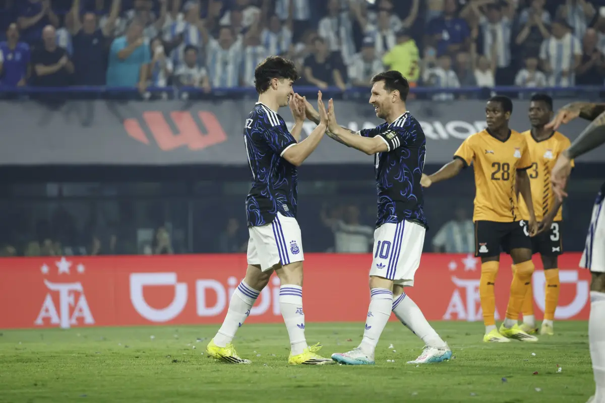 Julián Álvarez junto con Lionel Messi, Selección de Argentina 