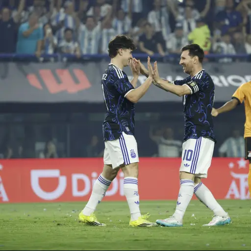 Julián Álvarez junto con Lionel Messi ,Selección de Argentina 