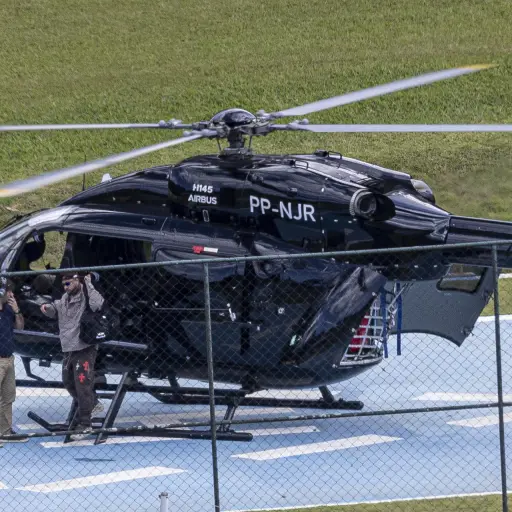 Jugadores de Brasil llegaron en helicóptero a la concentración mundialista. ,EFE