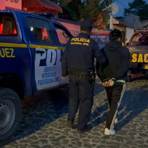 El adulto fue llevado ante un juzgado de turno, mientras que el menor fue trasladado a una entidad especializada de menores en conflicto con la ley penal. ,PNC de Guatemala.