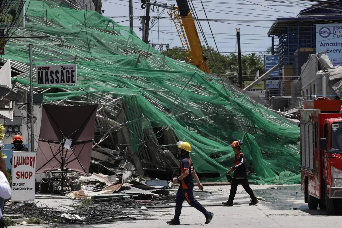 ANGELES (Philippines), 24/05/2026, - Equipos de rescate buscan supervivientes tras el colapso de un edificio en construcción en Los Angeles City, en la provincia de Pampanga, en Filipinas