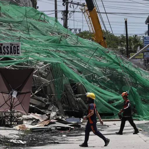 ANGELES (Philippines), 24/05/2026 ,- Equipos de rescate buscan supervivientes tras el colapso de un edificio en construcción en Los Angeles City, en la provincia de Pampanga, en Filipinas