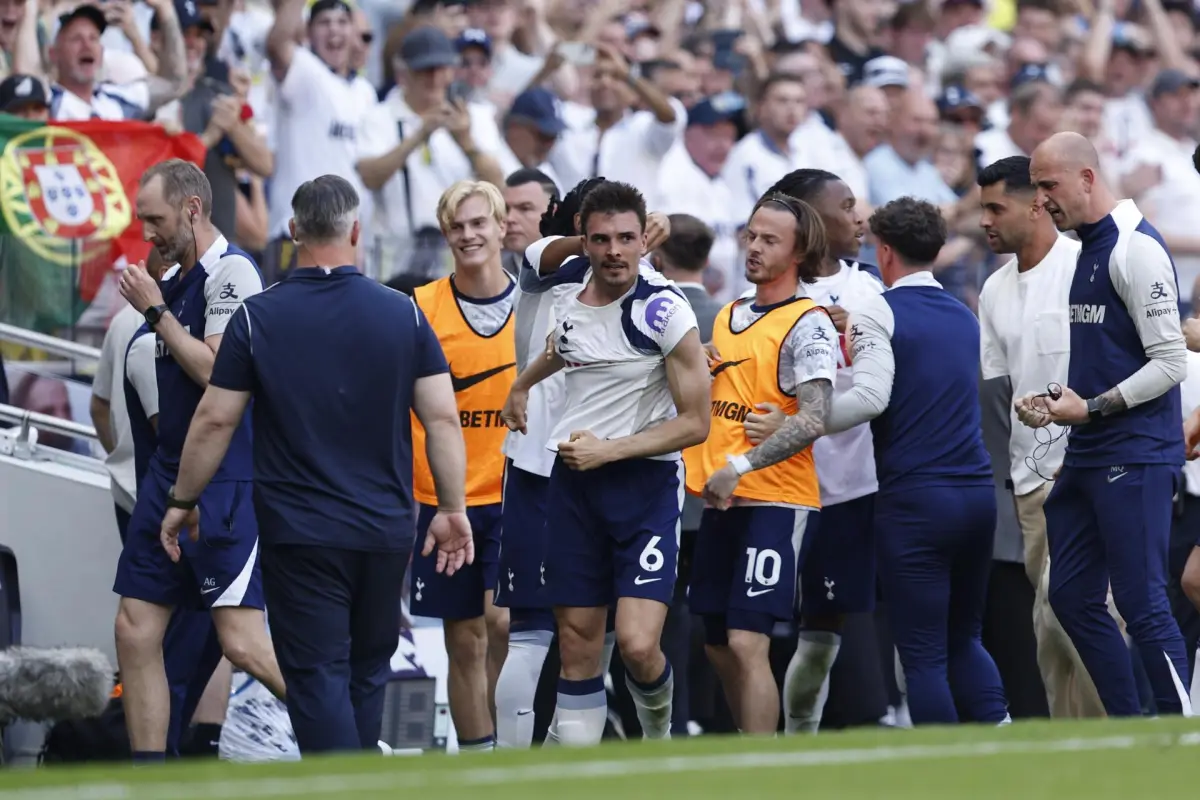 El Tottenham celebra la permanencia - EFE