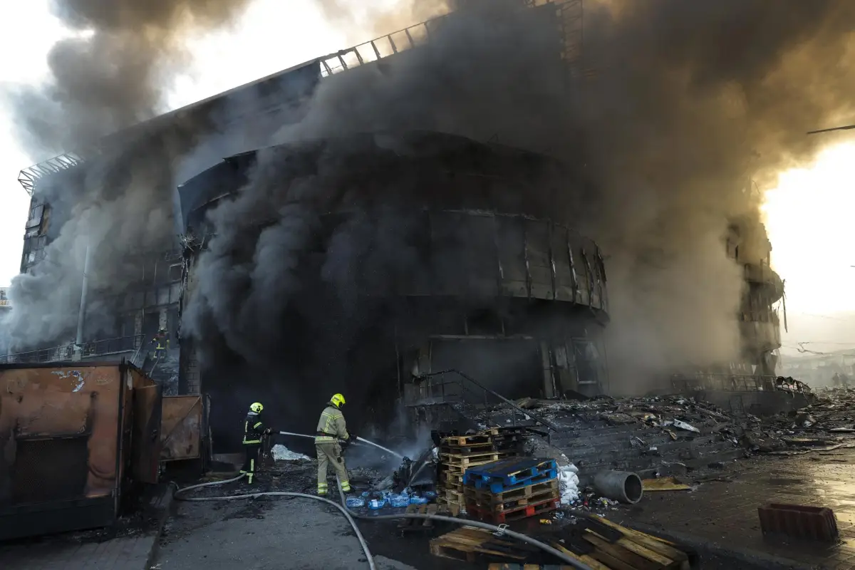 Rescatistas ucranianos trabajan en un centro comercial en Kiev el 24 de mayo de 2026 tras un bombardeo ruso, EFE/EPA/SERGEY DOLZHENKO