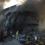 Rescatistas ucranianos trabajan en un centro comercial en Kiev el 24 de mayo de 2026 tras un bombardeo ruso , EFE/EPA/SERGEY DOLZHENKO
