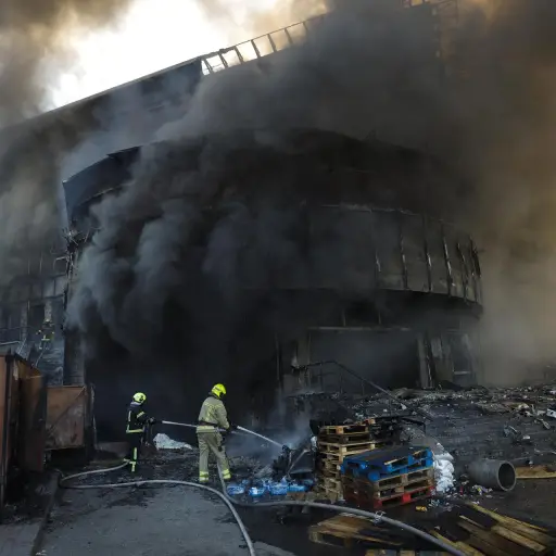 Rescatistas ucranianos trabajan en un centro comercial en Kiev el 24 de mayo de 2026 tras un bombardeo ruso , EFE/EPA/SERGEY DOLZHENKO