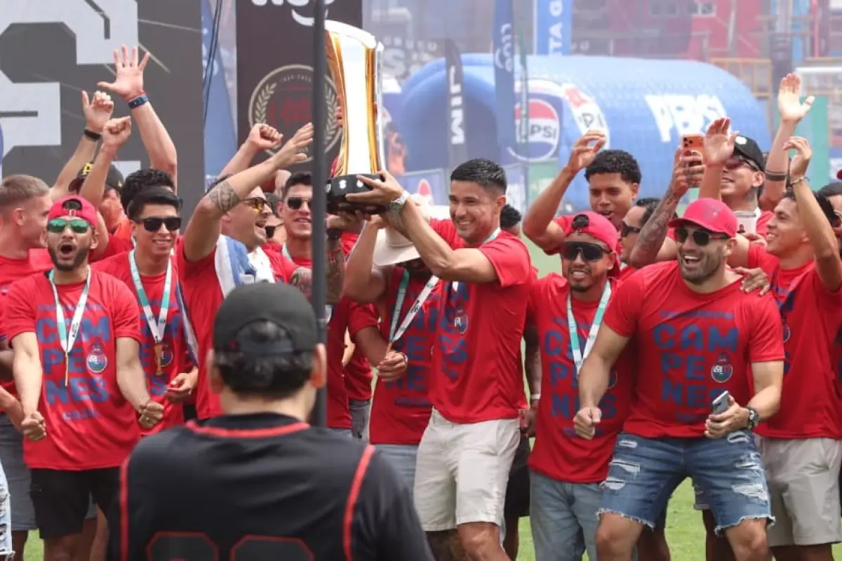 Municipal presenta la copa a la afición en el estadio El Trébol