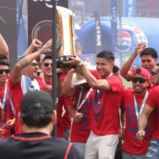 Municipal presenta la copa a la afición en el estadio El Trébol 