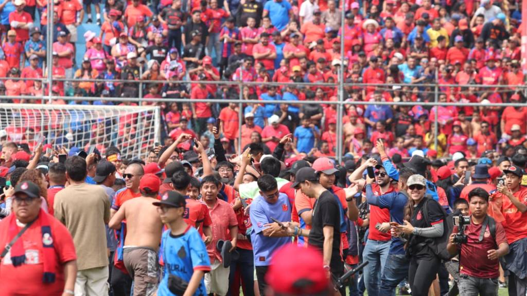 Municipal celebra con su afición la copa 33 de Liga Nacional | Alex Meoño