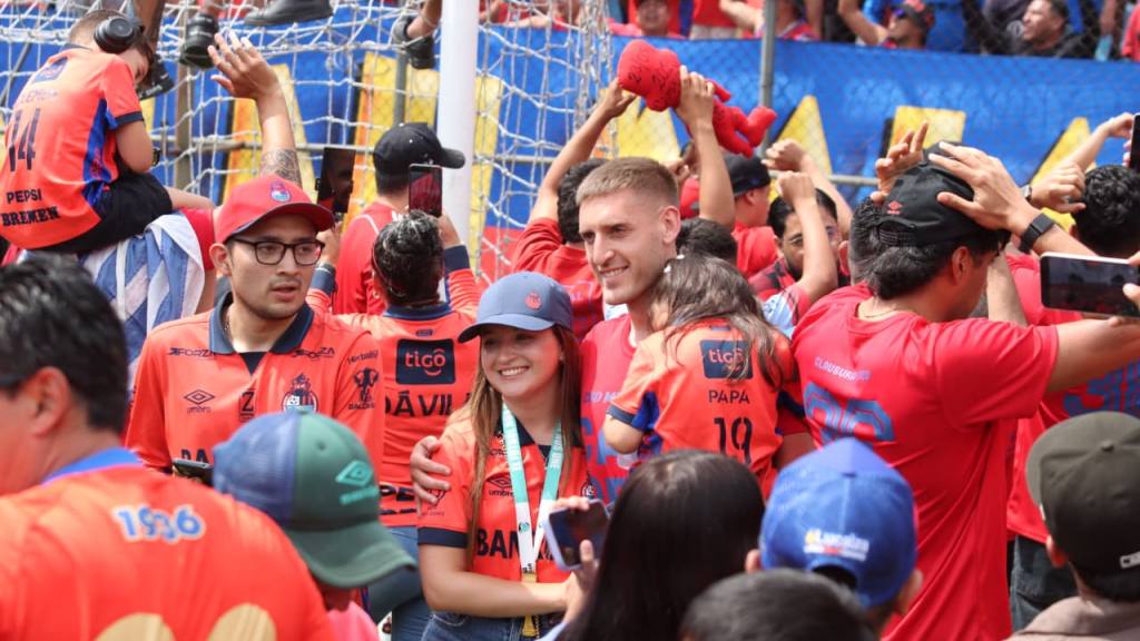 Municipal celebra con su afición la copa 33 de Liga Nacional | Alex Meoño