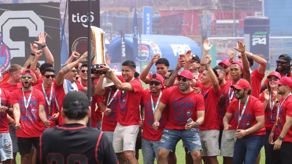 Municipal celebra con su afición la copa 33 de Liga Nacional | Alex Meoño