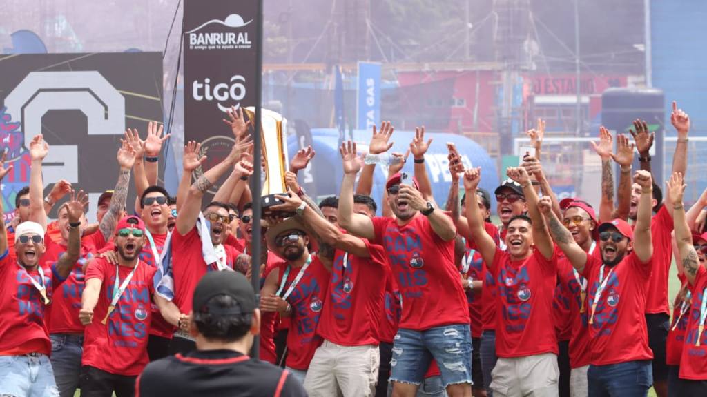 Municipal celebra con su afición la copa 33 de Liga Nacional) | Alex Meoño