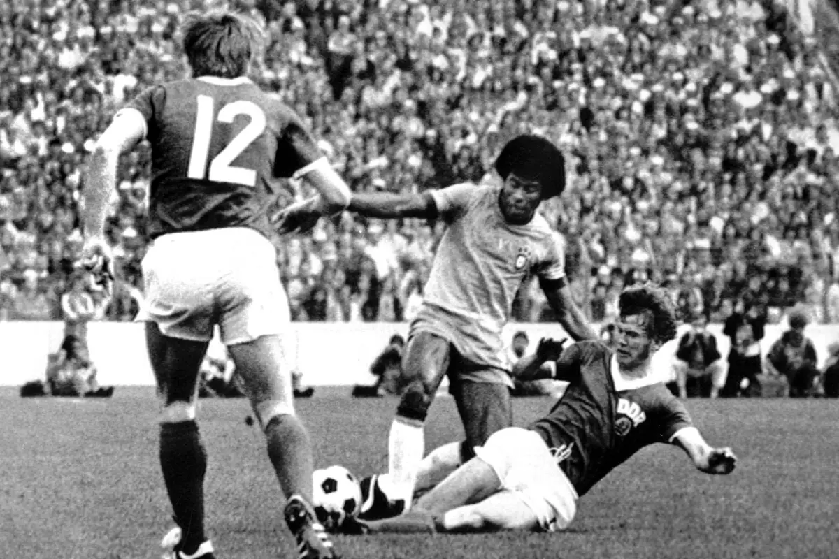 El brasileño Jairzinho regatea al alemán Bransch en presencia de Watzlich