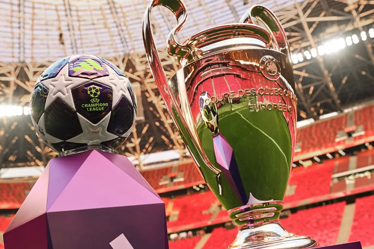 Balón y trofeo de la final de la Champions League 2025/26 - UEFA